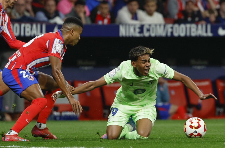 Lamine Yamal (d), cae ante el centrocampista mozambiqueño del Atlético de Madrid, Reinildo Mandava.