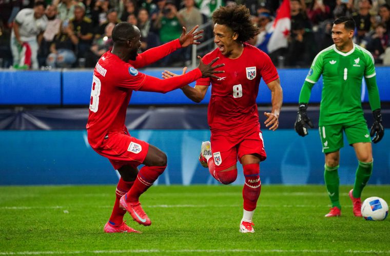Adalberto Carrasquilla, mediocampista de la selección mayor, festeja con Cecilio Waterman.