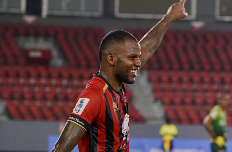 Joseph Cox marcó para Sporting, anoche.