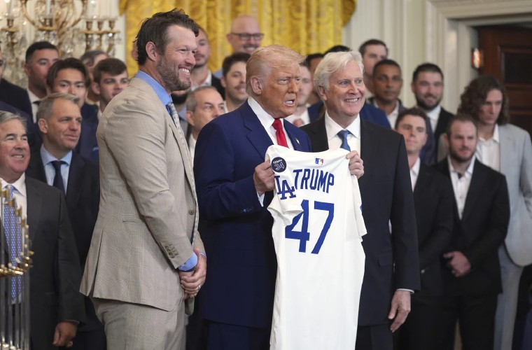 Trump (c) recibe una camiseta de los Dodgers con su nombre.