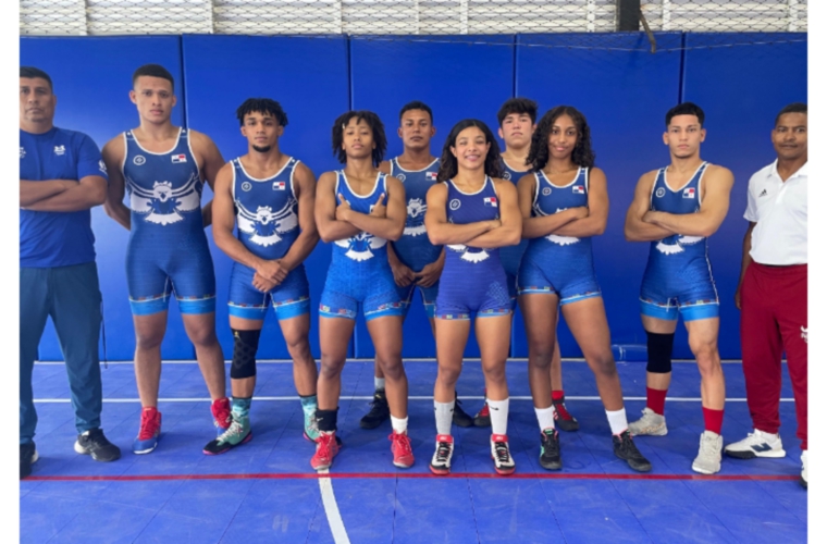 Yusneyri Agrazal (abajo) y la delegación completa (arriba) para el torneo.