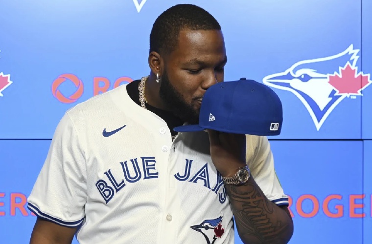 Vladimir Guerrero en el acto de firma.