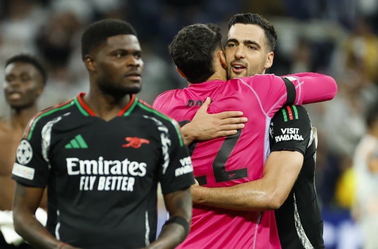 Los jugadores del Arsenal, Mikel Merino (d) y David Raya.