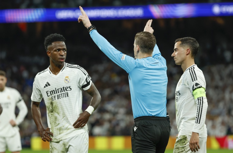 El colegiado francés Jerome Brisard anula la señalización de un penalti a favor del Real Madrid.