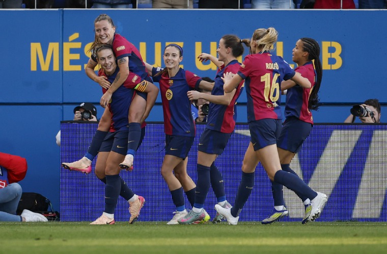 Las jugadoras festejan un gol de Claudia Pina.