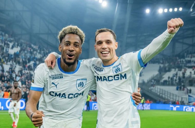 Michael Amir Murillo (izq.) junto a su compañero español Pol Lirola.