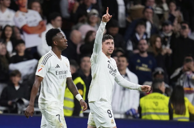 Federico Valverde (der.) y Vinicius Jr.