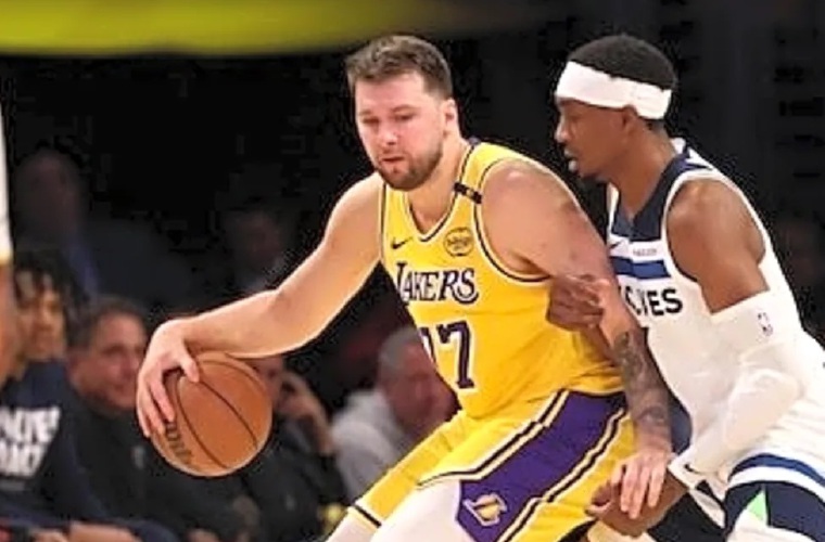 Luka Doncic (i) en el juego.