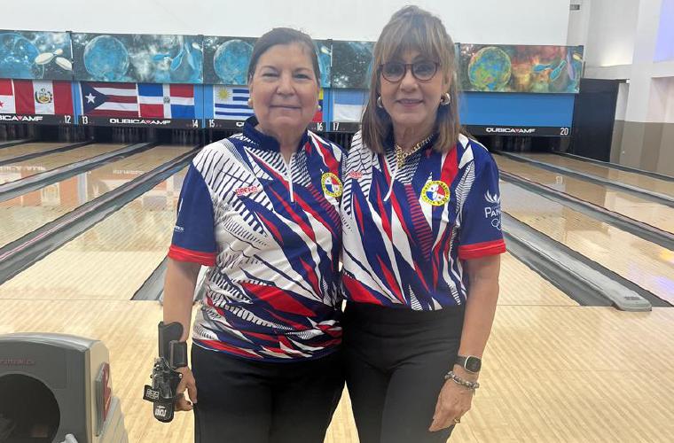 Las atletas panameñas Edissa Andrade (izq.) y Lizzy Abood, ganadoras de las medallas de oro y plata respectivamente del evento individual femenino de la categoría Grand Seniors del Torneo Iberoamericano de Bolos.