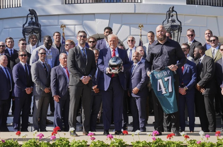 Trump con el equipo de los Eagles.