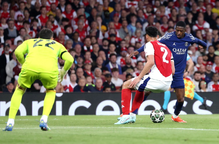 El jugador del PSG Ousmane Dembele (d) encara al defensa del Arsenal William Saliba.