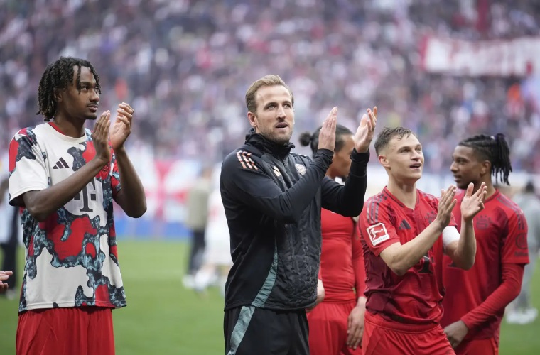 Harry Kane (de negro), con sus compañeros.