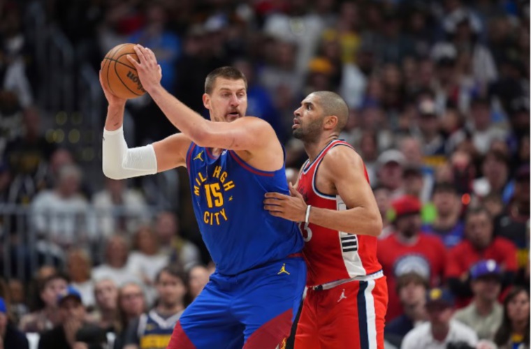 Jokic (izq.) en acción durante el séptimo juego.