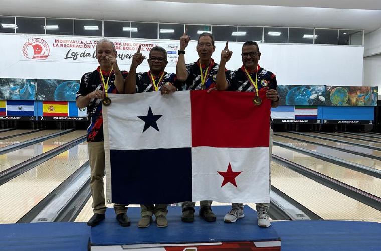 El equipo masculino de la categoría Seniors integrado por Omar Bibi, Luis Vásquez, Cali Sing y Elías Viruet.