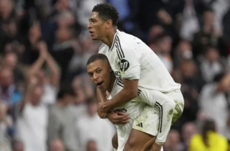 Mbappe celebra su gol con Jude Bellingham.