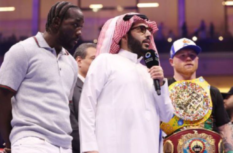 Terence Crawford (izq.) y Canelo Álvarez (der.).