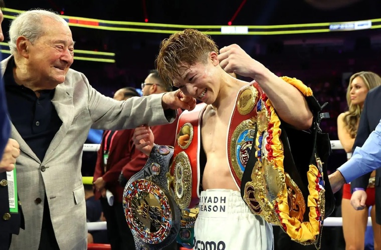 Naoya Inoue (der.) junto al promotor estadounidense Bob Arum.