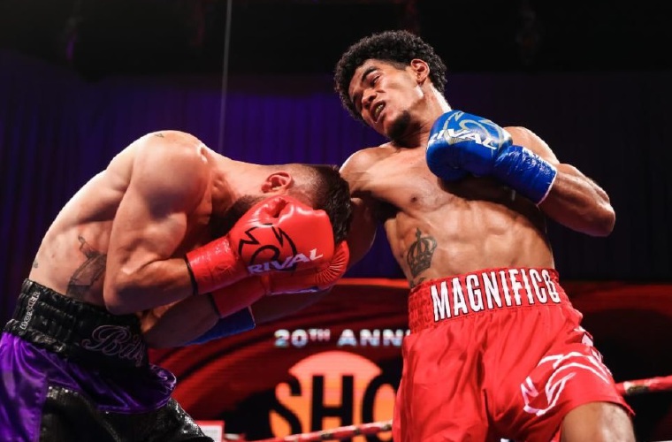 José ‘El Magnífico’ Núñez (der.) en uno de sus combates celebrados en el extranjero.