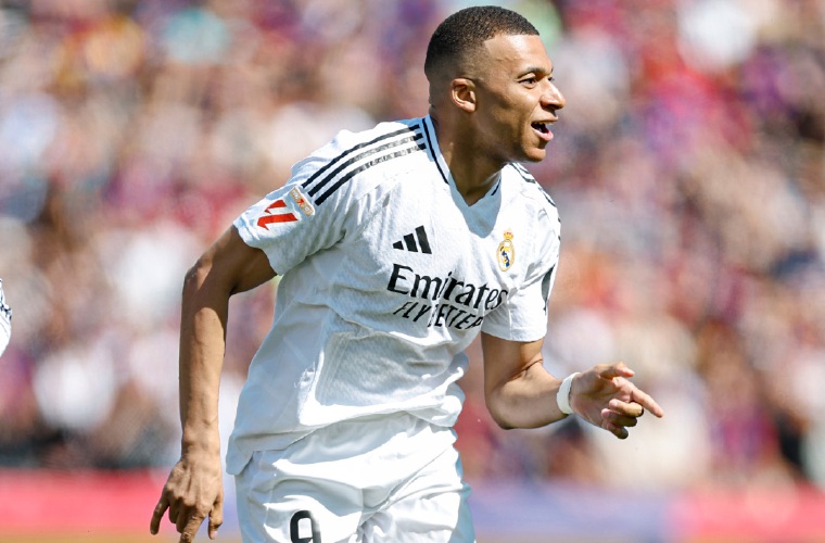 El francés Kylian Mbappé anotó tres goles.