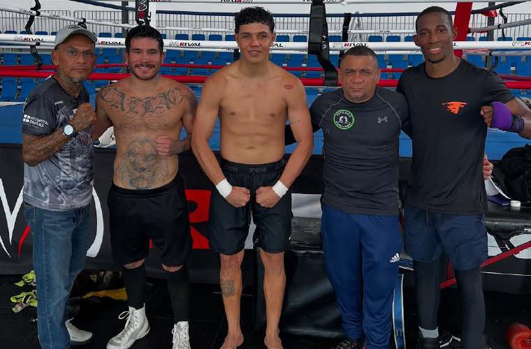 Harvin Aguirre (c) y cuerpo técnico.