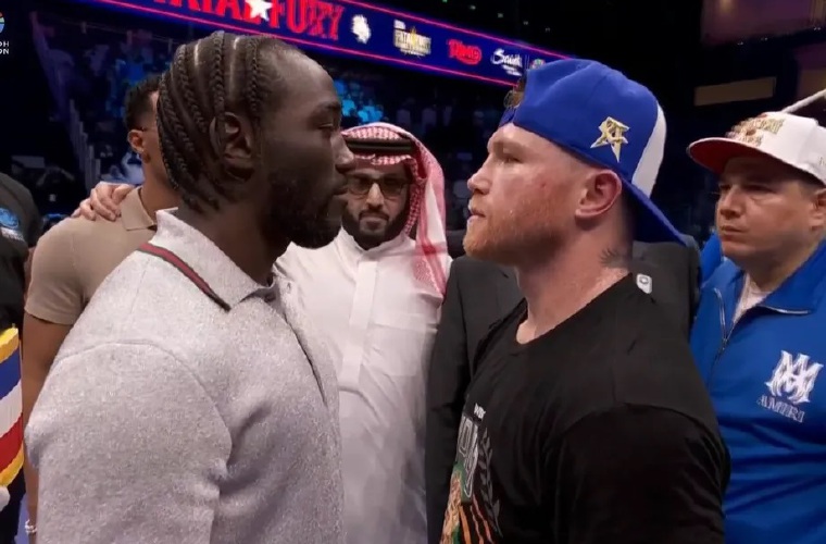 Terence Crawford (i) y Canelo Álvarez.