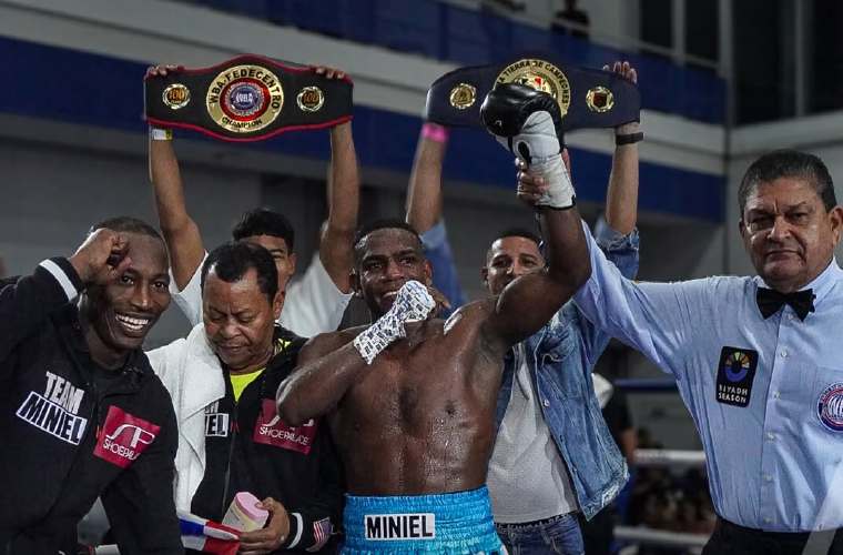 Jonathan Miniel (c).