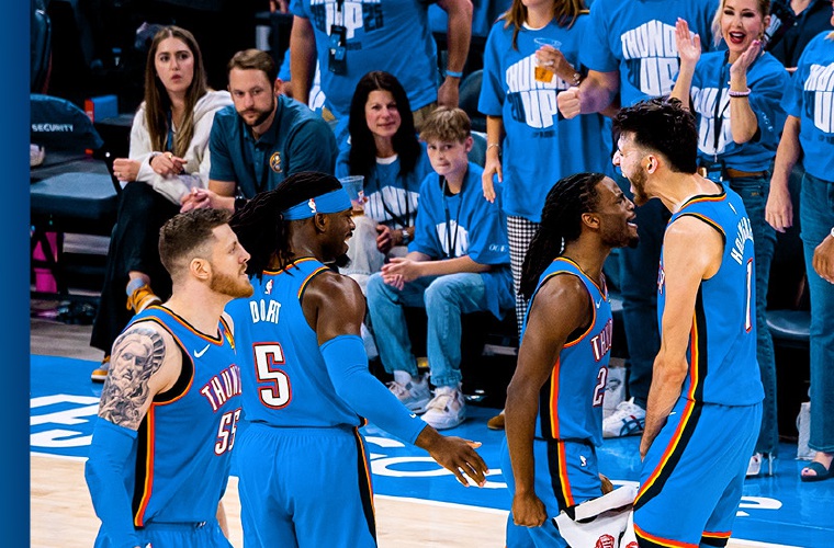 Jugadores del Thunder celebran.