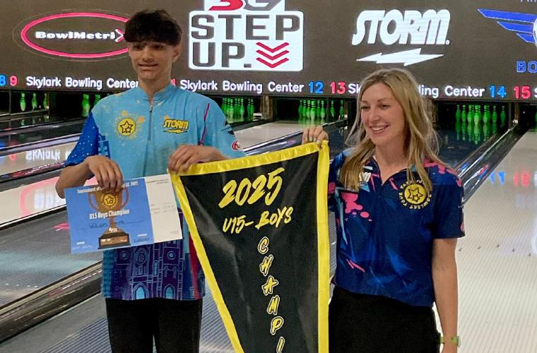 William Davis (izq.) durante la premiación del torneo. 