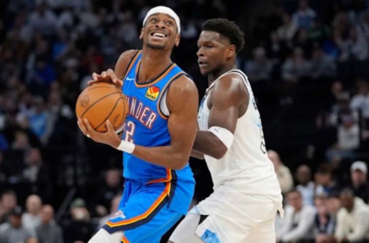 Shai Gilgeous-Alexander (izq.) y Anthony Edwards.