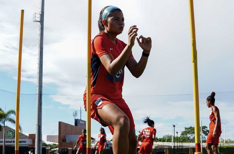 Los entrenamientos de la Selección Mayor Femenina de Fútbol incluyeron ayer trabajos en la cancha.