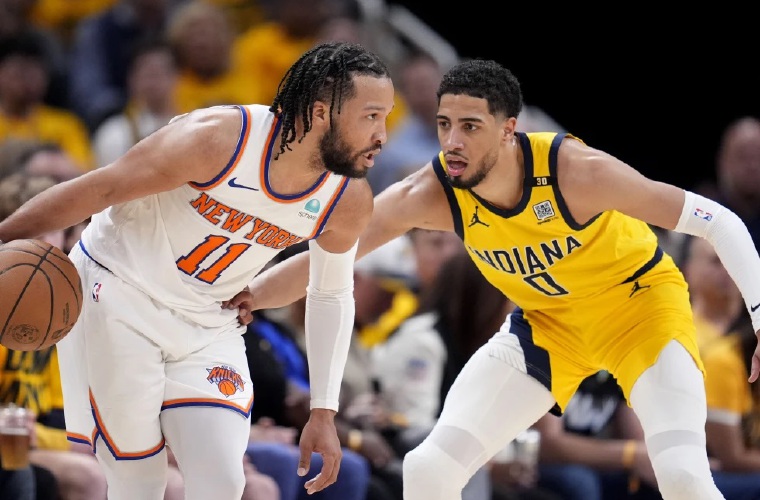 Jalen Brunson (izq.) y Tyrese Haliburton.