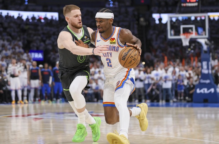 Shai Gilgeous-Alexander (der.), del Thunder de Oklahoma City.