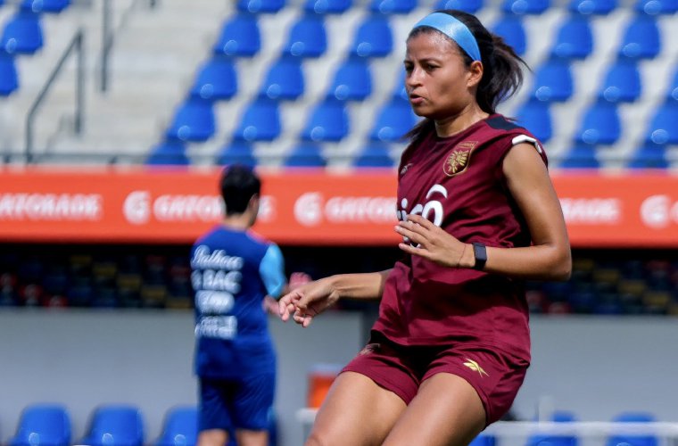 Hilary Jaén durante uno de los entrenamientos de la Selección Mayor Femenina de Fútbol con miras a los dos encuentros amistosos que realizarán ante su similar de Bolivia.