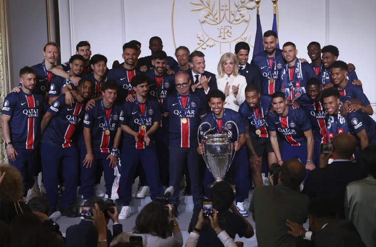 Jugadores del PSG con el trofeo.