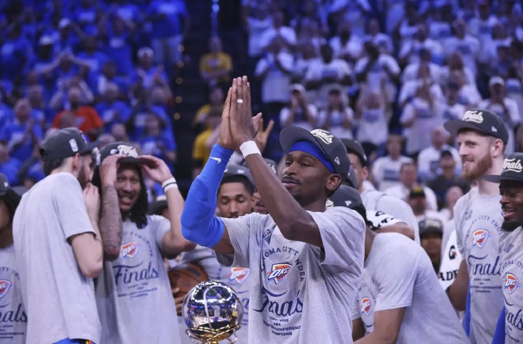 Jugadores de los Pacers celebran pase.