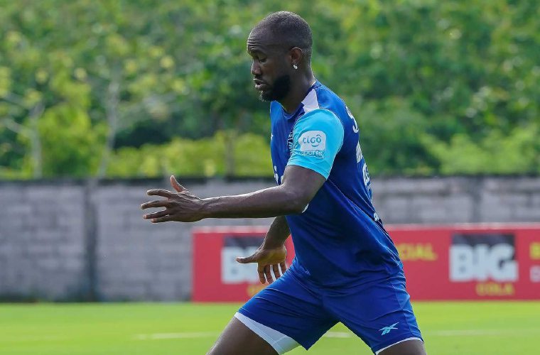 El delantero Cecilio Waterman fue uno de los jugadores que se unió ayer a los entrenamientos de la Selección Mayor de Fútbol de Panamá.