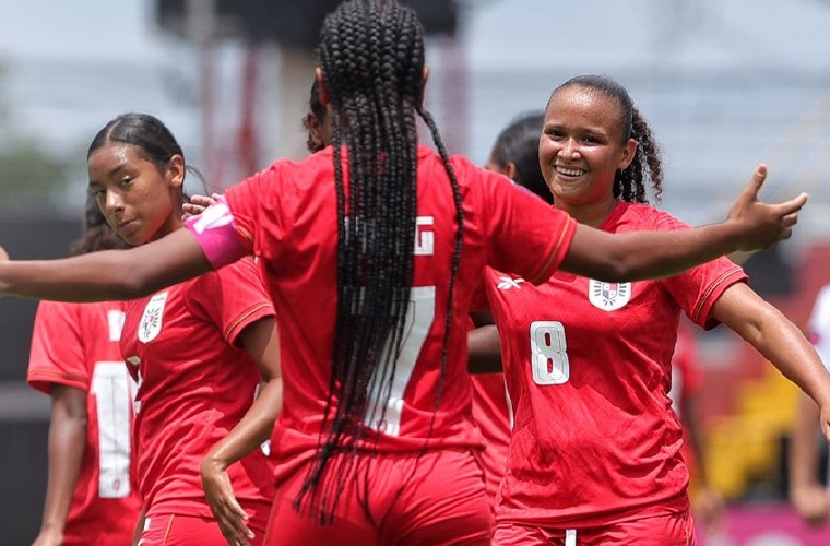 Jugadoras panameñas celebran.