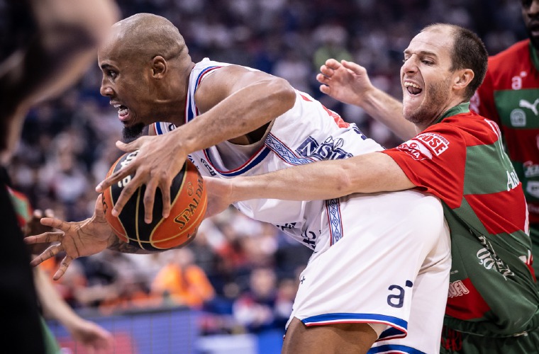 Ernesto Oglivie durante el séptimo y decisivo encuentro de la Serie Final de la Liga de Baloncesto de Uruguay y en el que su equipo, Nacional de Uruguay, se coronó campeón al vencer al Aguada.