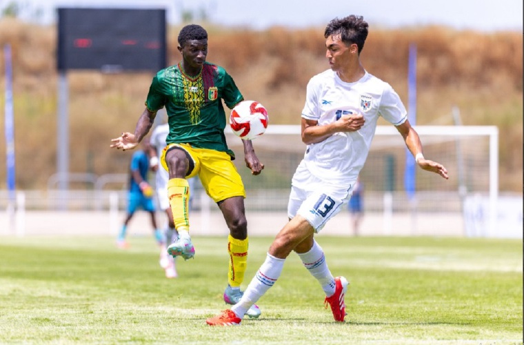 Martín Krug (der.), de la Selección Sub-20 de Fútbol de Panamá, durante el partido ante Mali.