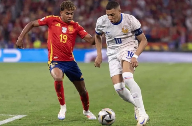 Lamine Yamal (i) y Mbappé.