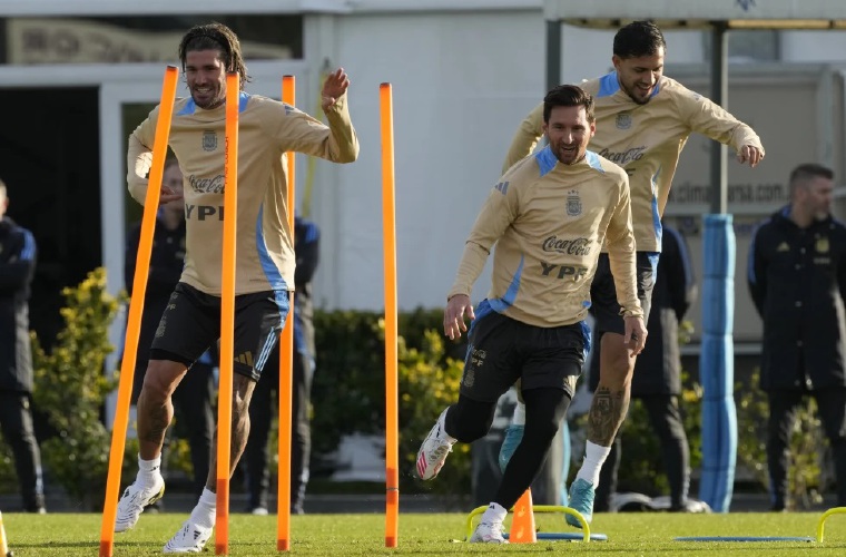 Lionel Messi (c) entrenando.