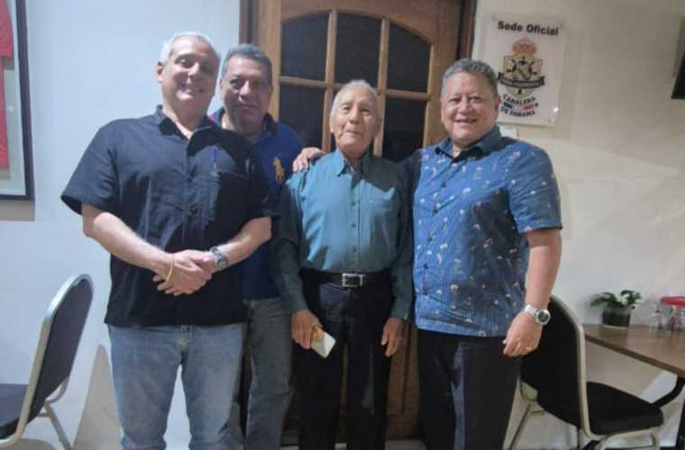 Don Harmodio Cedeño junto al vicepresidente del CMB, Alberto Guerra, el presidente de la Comibbox de Panamá, Jaime Salas y el periodista e historiador de boxeo, Daniel Alonso.