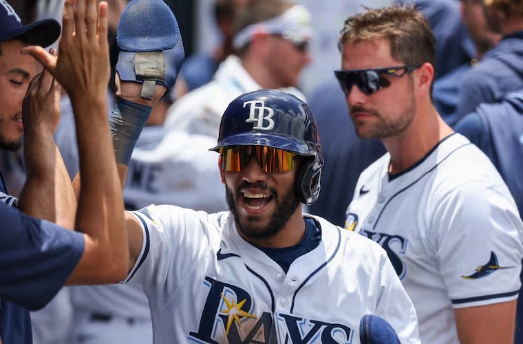 José Caballero celebra con sus compañeros.