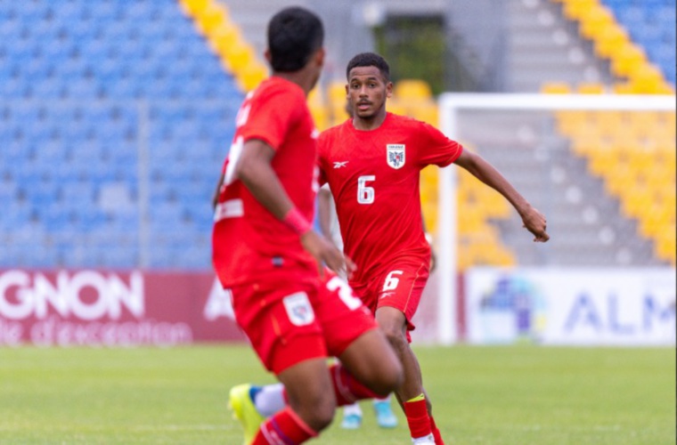 Blas Pérez hijo (der.) conduce el balón.