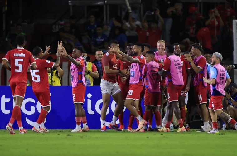 Jugadores de Panamá celebran.