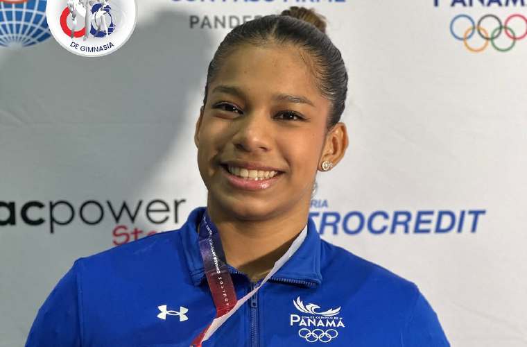 Karla Navas muestra la medalla de oro.