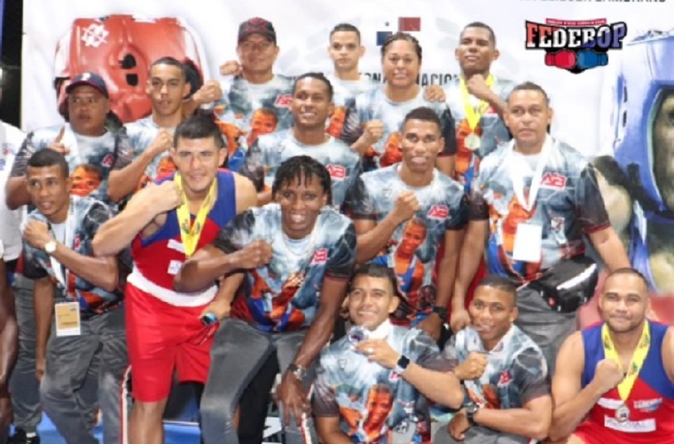 Integrantes del Club Atheyna Bylon, campeón del torneo nacional Interclubes.