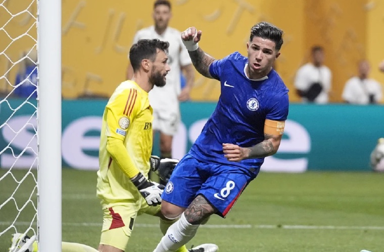 Enzo Fernández (der.).