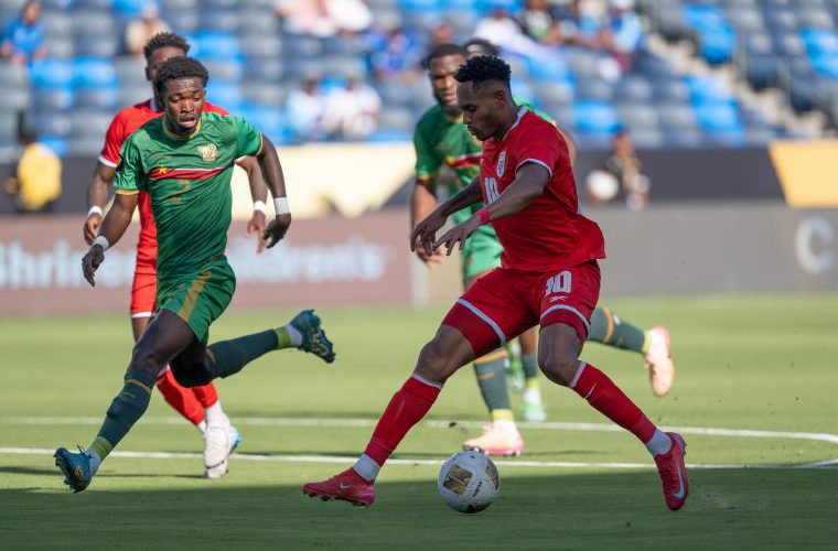 Ismael díaz (d) en el juego ante Guadalupe.