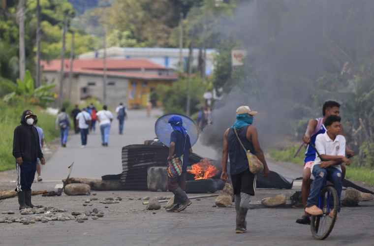 Personas bloquean una vía en Almirante.